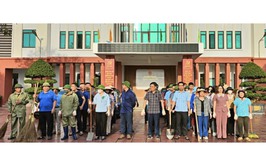 Cán bộ, công chức, viên chức, người lao động UBND xã Đại Thanh ra quân tổng vệ sinh môi trường sáng thứ 7