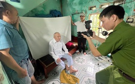 Hơn 100 đảng viên cao tuổi đảng ở Phú Xuyên được cấp đổi thẻ ngay tại nhà