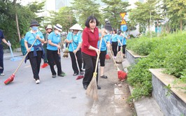 Bí thư Thành ủy Hà Nội Bùi Thị Minh Hoài cùng phường Xuân Đỉnh tham gia tổng vệ sinh môi trường