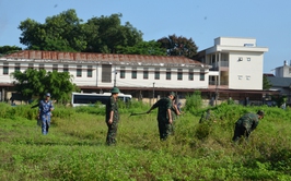 Phường Tùng Thiện ra quân tổng vệ sinh môi trường chào mừng kỷ niệm các ngày lễ lớn của dân tộc

