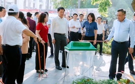 Chủ tịch Hà Nội cùng người dân dọn rác tại quảng trường