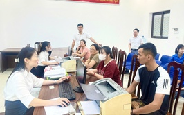 Phó Chủ tịch UBND xã kiểm tra hoạt động tại Điểm phục vụ hành chính công khu vực Sài Sơn
