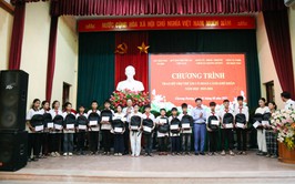 Xã Chương Dương: Trao quà tặng 100 học sinh hoàn cảnh khó khăn dịp năm học mới
