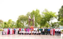 Phường Hai Bà Trưng tổ chức Lễ dâng hoa tại Tượng đài Bác Hồ - Bác Tôn nhân dịp kỷ niệm 137 năm Ngày sinh Chủ tịch Tôn Đức Thắng.