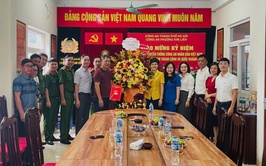 Lãnh đạo phường Kim Liên thăm hỏi, động viên Công an phường nhân kỷ niệm 80 năm Ngày truyền thống Công an nhân dân (19/8/1945 – 19/8/2025)