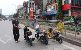 Mâu thuẫn trong làm ăn, 4 đối tượng rủ nhau chặn đánh người, cướp xe máy