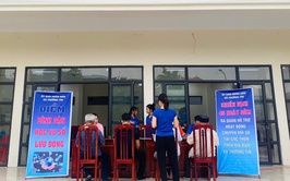Phòng Văn hóa – Xã hội ra quân hỗ trợ chuyển đổi số tại thôn Văn Giáp (xã Văn Bình cũ)
