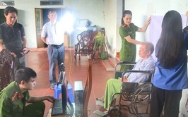 Công an xã Phúc Thọ thành lập các tổ công tác lưu động đến tận nhà hỗ trợ đảng viên cấp đổi thẻ