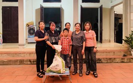 Chi hội Phụ nữ thôn Tân Phong 3 tặng 5 suất quà cho 5 gia đình chị em có hoàn cảnh khó khăn từ mô hình hũ gạo tình thương. 