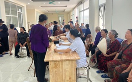XÃ PHÚC SƠN TỔ CHỨC KHÁM BỆNH NHÂN ĐẠO CHUYÊN KHOA MẮT CHO NGƯỜI CAO TUỔI