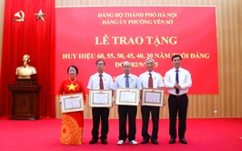 Phường Yên Sở: 23 Đảng viên vinh dự được trao Huy hiệu Đảng