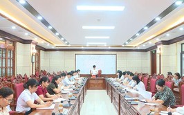 Thường trực Đảng ủy xã Phúc Thọ nghe báo cáo công tác y tế, chăm sóc sức khỏe nhân dân