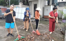Các tổ dân phố phường Long Biên đồng loạt ra quân vệ sinh môi trường sáng thứ Bảy - Chung tay vì một môi trường sống xanh, sạch, đẹp