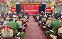 Hơn 300 chủ cơ sở, người đứng đầu các cơ quan, tổ chức, doanh nghiệp, cơ sở, cũng như các hộ gia đình và hộ gia đình kết hợp hoạt động sản xuất, kinh doanh dự hội nghị tuyên truyền Luật PCCC&CNCH.