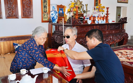 Xã Yên Lãng gửi quà gia đình chính sách, người có công nhân dịp kỷ niệm 80 năm Quốc khánh 2/9.