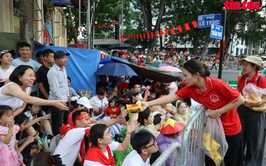 Chùm ảnh đẹp: Phường Ba Đình hỗ trợ người dân xem Tổng hợp luyện lần 2