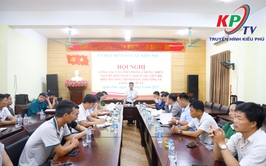 Đồng chí Phùng Huy Diễn- Phó Bí thư Đảng ủy, Chủ tịch UBND xã Kiều Phú chủ trì hội nghị ứng phó phòng chống thiên tai và nghe báo cáo tiến độ triển khai dự án nâng cấp, mở rộng tuyến đê Tả Tích