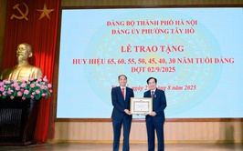 Tây Hồ: 184 đảng viên được trao Huy hiệu Đảng dịp 2/9
