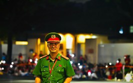 Hình ảnh người chiến sỹ Công an làm nhiệm vụ bảo vệ đêm hợp luyện sự kiện A80