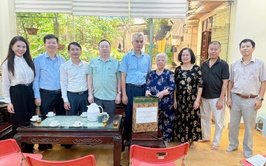 Lãnh đạo phường Nghĩa Đô tri ân, tặng quà Người có công nhân kỷ niệm 80 năm ngày Quốc khánh