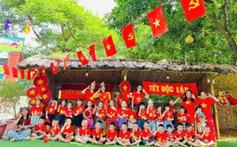 Khí thế mới từ sắc đỏ cờ hoa trên khắp phố phường Xuân Đỉnh