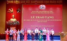 Đảng ủy phường Thanh Xuân tổ chức Lễ trao tặng Huy hiệu Đảng đợt 02/9