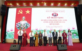 Đảng ủy phường Hà Đông trao Huy hiệu Đảng cho 405 đảng viên dịp 2/9