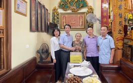 Đảng ủy, HĐND, UBND, UBMTTQ phường Kiến Hưng thăm tặng quà người có công với cách mạng tiêu biểu