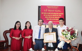 Đồng chí Trịnh Tiến Tường – Bí thư Đảng ủy, Chủ tịch HĐND xã Phú Nghĩa trao tặng huy hiệu Đảng đợt 02/9 tại gia đình 03 đảng viên