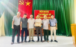 Khen thưởng đột xuất gương dũng cảm cứu người trong vụ cháy
