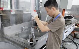 CDC Hà Nội kiểm tra công tác vệ sinh môi trường, chất lượng nước tại các khách sạn phục vụ Lễ kỷ niệm 80 năm Cách mạng Tháng Tám và Quốc khánh 2/9