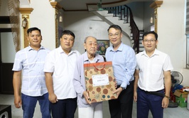 Lãnh đạo xã Mê Linh thăm, tặng quà các đối tượng chính sách, người có công dịp Quốc khánh 2/9