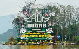 Các đồng chí lãnh đạo xã Hương Sơn khảo sát, kiểm tra công tác ứng phó mưa lũ tại khu di tích thắng cảnh Chùa Hương
