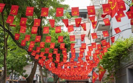 Tổ 8 phường Yên Hòa trang trí tuyên truyền chào mừng các ngày lễ, sự kiện trọng đại của Thủ đô và đất nước