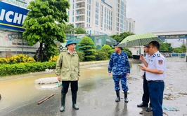 Đồng chí Bí Thư Đảng uỷ phường Xuân Phương kiểm tra thực tế công tác phòng chống Úng lụt tại một số điểm trên địa bàn