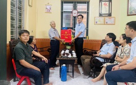 Đồng chí Nguyễn Mậu Quang- Phó Bí thư Thường trực Đảng ủy xã thăm, tặng quà các gia đình chính sách, người có công nhân kỷ niệm 80 năm Cách mạng Tháng Tám và Quốc khánh 2/9
