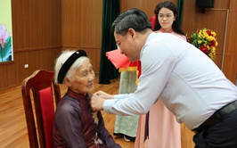 Trưởng ban Tổ chức Thành ủy Hà Nội Hà Minh Hải trao Huy hiệu Đảng tại xã Tiến Thắng