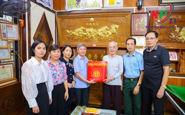Xã Kiều Phú tổ chức thăm, tặng quà Mẹ Việt Nam anh hùng và thương bệnh binh nhân kỷ niệm 80 năm Cách mạng Tháng Tám, Quốc khánh 2/9