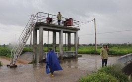 Lãnh đạo UBND xã Thuận An kiểm tra tình hình úng ngập do ảnh hưởng bão số 5