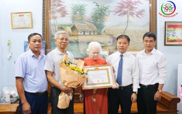 Đảng ủy xã Quốc Oai long trọng tổ chức Lễ trao Huy hiệu Đảng cho 59 đảng viên thuộc Đảng bộ xã, nhân dịp kỷ niệm 80 năm Quốc khánh 2/9.