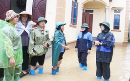 Các đồng chí Lãnh đạo xã Hòa Phú kiểm tra, động viên và trực tiếp hỗ trợ Nhân dân kê kích tài sản phòng ngập úng