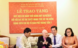 TRAO HUY HIỆU 80 NĂM TUỔI ĐẢNG TẶNG ĐẢNG VIÊN LÃO THÀNH VŨ THỊ TUYẾT MINH