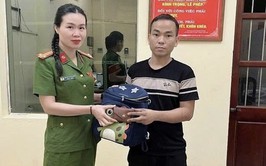 CÔNG AN PHƯỜNG LÁNG TRAO TRẢ TÀI SẢN NGƯỜI DÂN BỎ QUÊN TRÊN XE TAXI