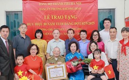 Đảng bộ phường Khương Đình: 188 đảng viên được tặng, truy tặng Huy hiệu Đảng