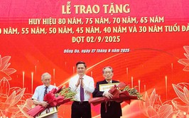 188 đảng viên phường Đống Đa vinh dự đón nhận Huy hiệu Đảng đợt 2/9