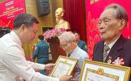 Phường Đống Đa có 190 đảng viên vinh dự nhận Huy hiệu Đảng