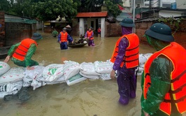 Lực lượng Dân quân thường trực xã tham gia hỗ trợ nhân dân ứng phó với mưa lũ, khắc phục hậu quả sau bão số 5.