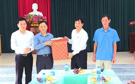 Lãnh đạo xã Phúc Thọ thăm, tặng quà người có công và cơ sở cách mạng dịp Quốc khánh 2/9