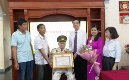 Lãnh đạo xã Gia Lâm trao Huy hiệu Đảng tại nhà và thăm, tặng quà Người có công nhân dịp 02/9