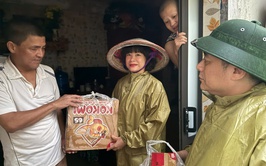 Lãnh đạo phường Bồ Đề thăm, động viên người dân bị ảnh hưởng của cơn bão số 5 trên địa bàn phường